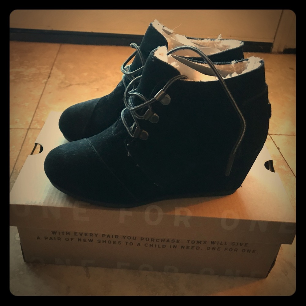 Toms Desert Wedge black suede shearling size 5.5